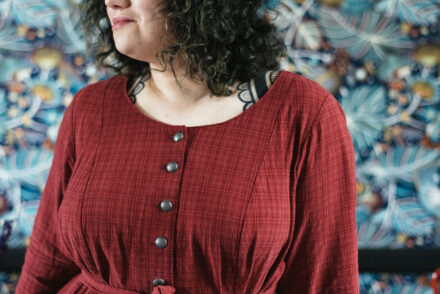 Couture de la Fable Dress de Twig and Tale, dans un coton rouge texturé.